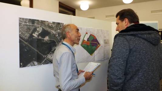 Een buurtbewoner krijgt info over het project.