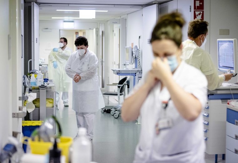 Zorgpersoneel trekt beschermende kleding aan op de verpleegafdeling van het Maastricht UMC.  Beeld ANP