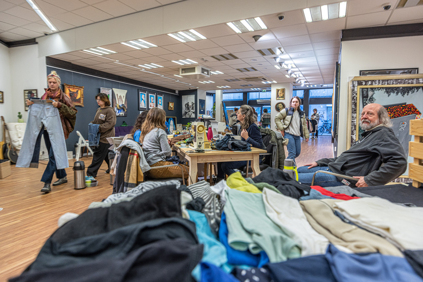 ethisch Uiterlijk sofa Klimaatbeweging laat in Zwolle tegengeluid horen op Green Friday: 'Op  andere manier goedkope kleding kopen' | Foto | tubantia.nl