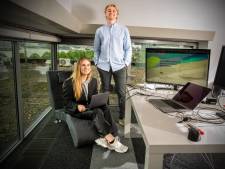 Nadat Thom wéér bedonderd werd toen hij een festivalkaartje kocht, bedacht hij een oplossing