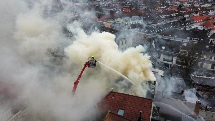 Brandweer blust drie woningen en een schuur vanuit de lucht. Er woedt brand in huizen aan de De Wilstraat in de Arnhemse wijk St. Marten.