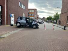 Automobilist die parkeervak uit wil rijden, rijdt vrouw aan