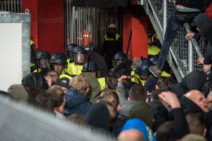 Onrust bij Vak-P. De politie voert een actie uit waarbij onrust ontstond bij de supporters.