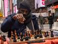 Tunde Onakoya, 29, een Nigeriaanse schaakkampioen en voorvechter van onderwijs voor kinderen, speelt een schaakpartij op Times Square, vrijdag 19 april 2024 in New York. (AP Photo/Yuki Iwamura)