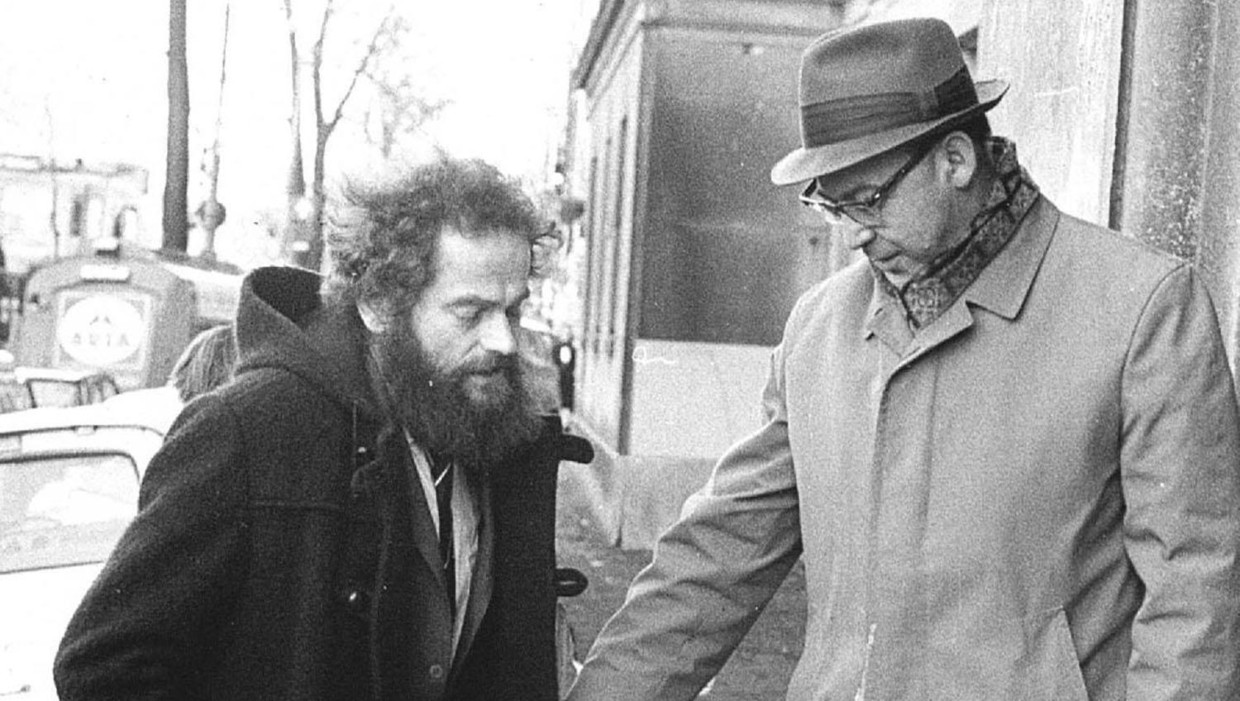 Kees Hoekert (links) demonstreert in 1971 samen met Max Lewin voor het gerechtsgebouw tegen de drugshandel. Beeld anp