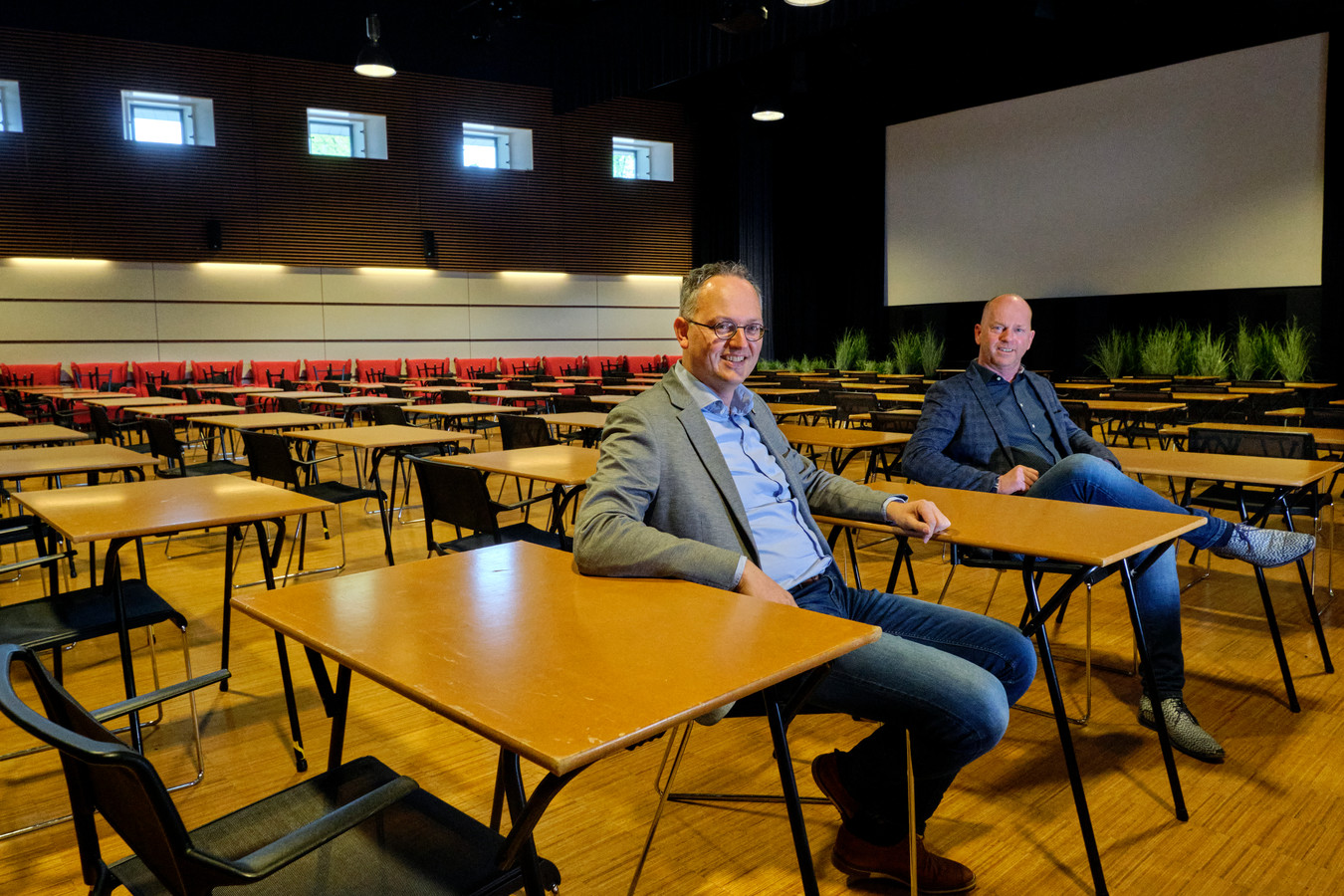 Herman Hofman van CSG De Lage Waard (links) met Hans Laheij van Landvast in een van de omgebouwde zalen. Maandag beginnen de eindexamens.