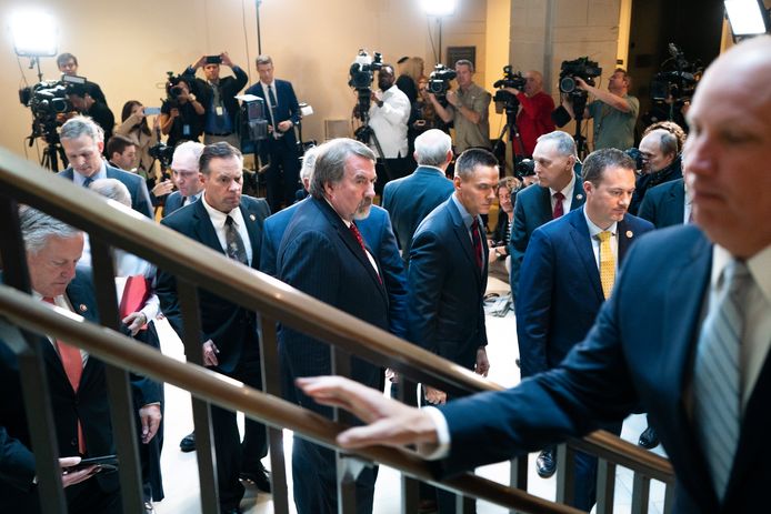 Meer dan twee dozijn Republikeinse parlementsleden stormden de kamer in, daarna uitten ze hun ongenoegen over het onderzoek bij de aanwezige pers.