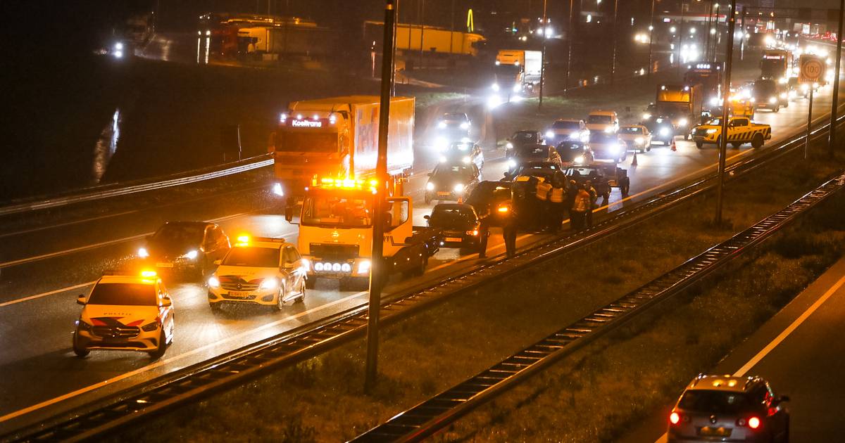 Ongeluk met meerdere auto’s op A50 bij Apeldoorn: tien kilometer file en uur vertraging.