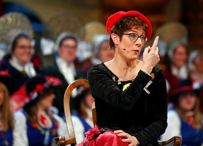 Annegret Kramp-Karrenbauer, de voorzitter van de Duitse christendemocratische regeringspartij CDU, tijdens een carnavalsfeest eerder deze week.