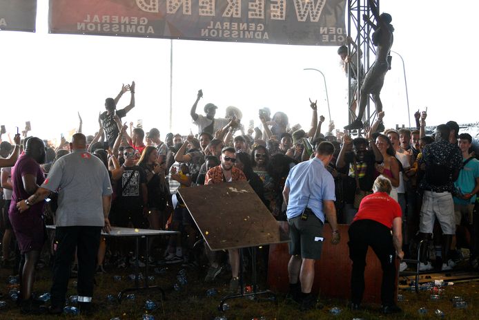 De festivalbezoekers reageerden boos op het nieuws.