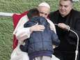 Snikkend jongetje vraagt of zijn atheïstische vader in de hemel is. Paus reageert met pakkend antwoord