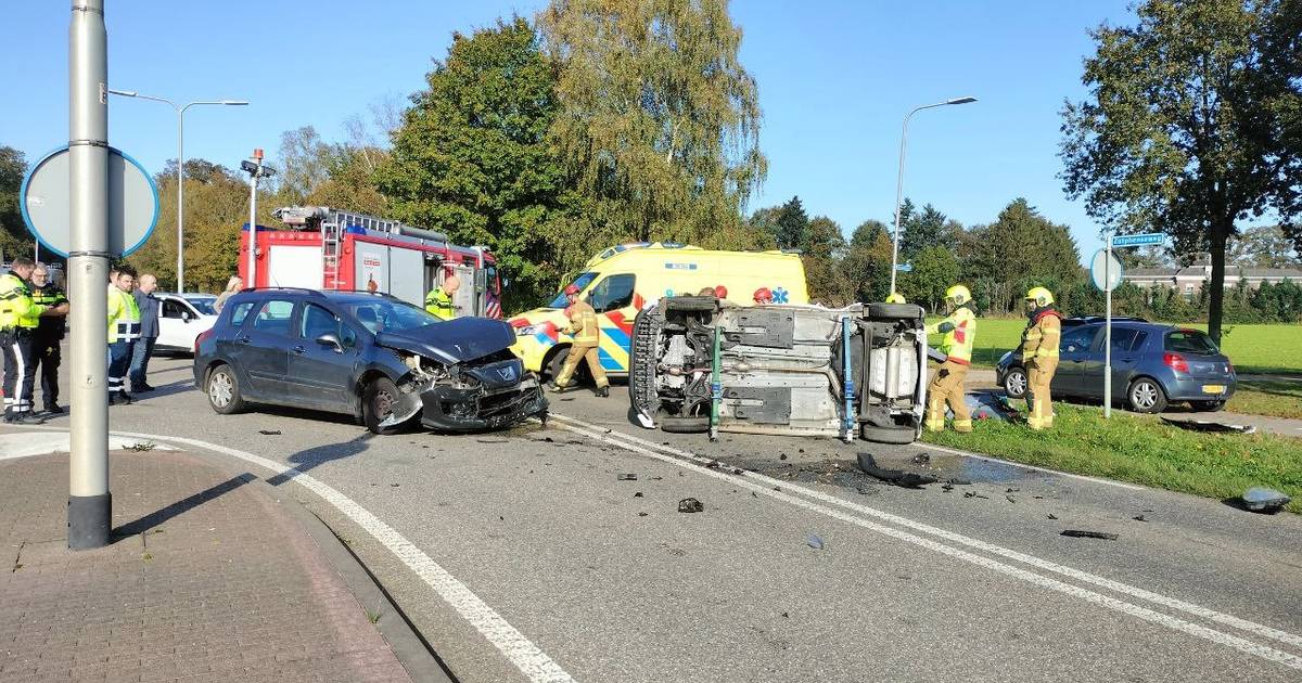 Grote ravage bij ongeluk: auto op zijn zijkant in Hummelo.