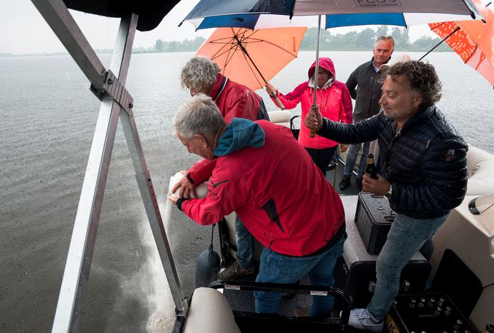 Vrienden Rick (vooraan) en Frank strooien meneer de B. uit.