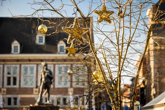 Enkele weken na Kerstmis verdwijnt ook de mooie kerstversiering in Tongeren.