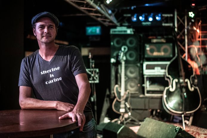 Maarten Rooijakkers van café Dollars zamelt geld in voor muzikante Sherryl ‘Sher’ Careman die sinds de lockdown nauwelijks nog inkomsten heeft.