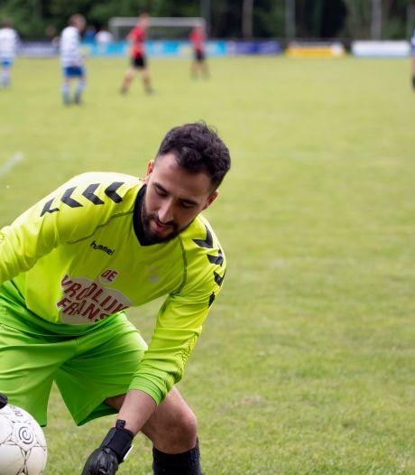 Dankzij zijn clubgenoten hoeft de gevluchte Oeken-goalie Zalmai (26) nooit meer bang te zijn dat hij uit de bus wordt gehaald