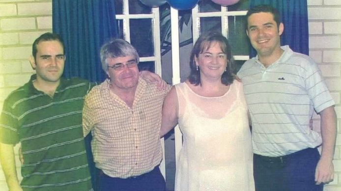 Francis (droite) avec ses parents et son frère.