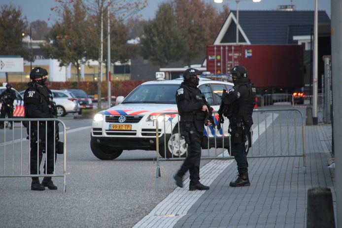 Zwaarbewapende agenten op een industrieterrein in Rijssen, woensdagochtend.