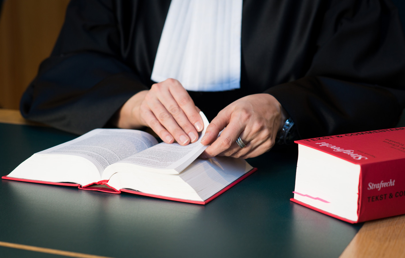 Een rechter bestudeert het wetboek van Strafrecht. Foto ter illustratie.