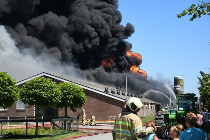 Bij de brand komt veel rook vrij.