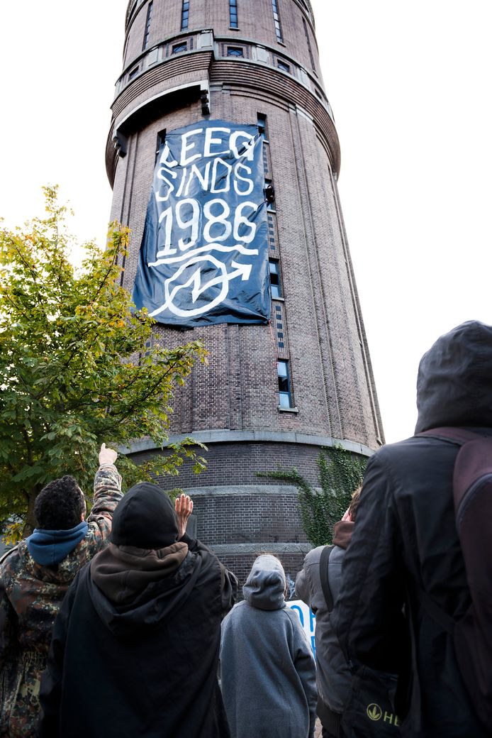 Vorig jaar werd de watertoren op de Amsterdamsestraatweg met succes gekraakt. Krakers in de toren hangen een spandoek op.