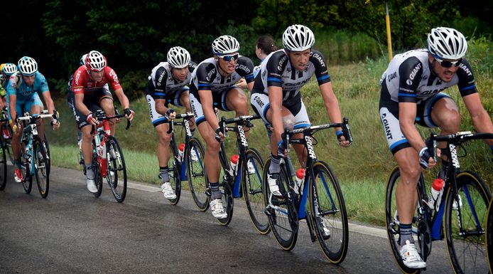 Tom Veelers (vierde van rechts) in actie tijdens de Tour de France van 2014. Voor hem rijden Marcel Kittel, Koen de Kort en John Degenkolb.