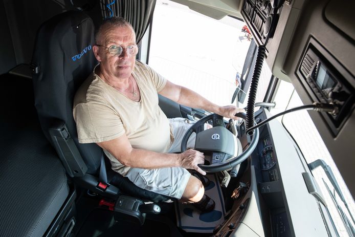 Vrachtwagenchauffeur Frans Diepemaat zit al 40 jaar in het vak. Niet voor een werkgever, maar voor meerdere.