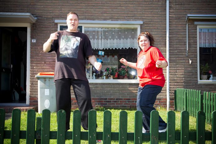 Revaliderende én jarige Debora (van zanger Rinus) bedolven onder ...