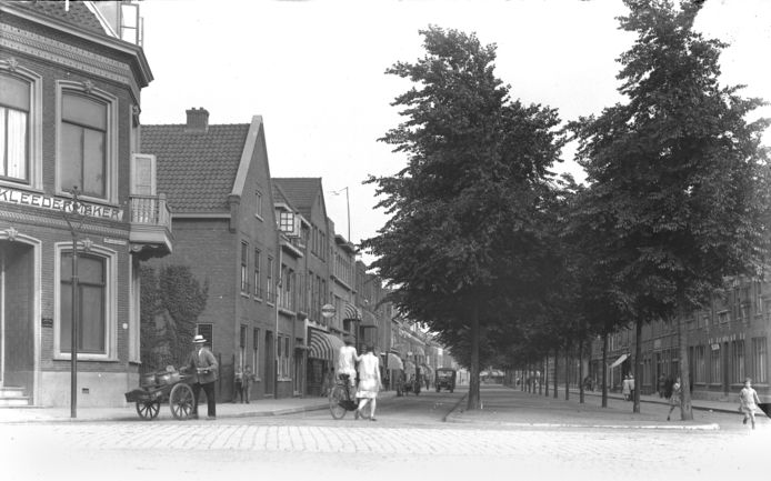 De Blekersdijk, ca 1920. Links het huis van Waterbeek waar in die periode een ‘kleedermaker’ in is gevestigd.