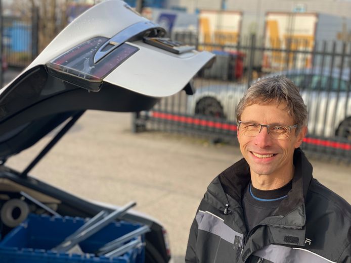 Voormalig Wegenwacht Piet geniet van zijn werk als rondrijdende Tesla-techneut: 'Elke dag is weer anders'