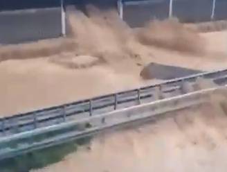 KIJK. Hevige regenval verandert Duitse weg in enkele seconden tijd in kolkende rivier