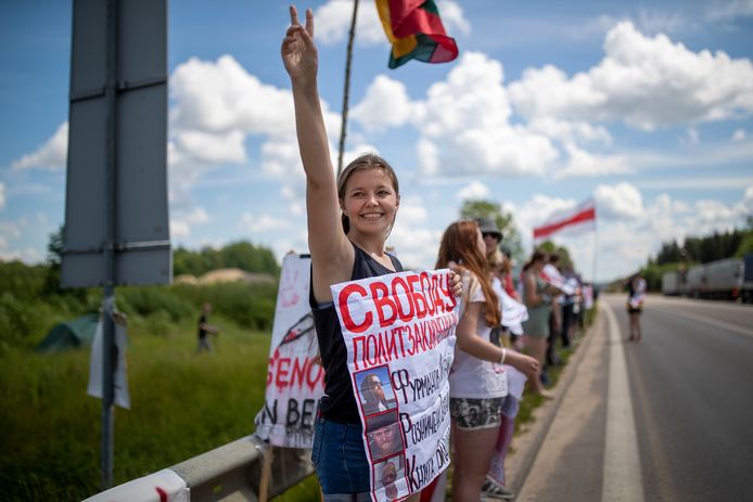 Belarussen in Litouwen protesteren bij de grens en eisen de vrijlating van politieke gevangenen.
