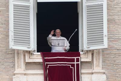 Paus verzorgt zondagsmis vanuit het ziekenhuis