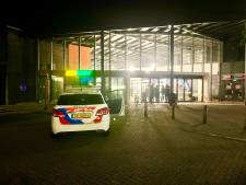 Groep pubers uur opgesloten in afgesloten winkelcentrum in Almelo; brandweer schiet te hulp 