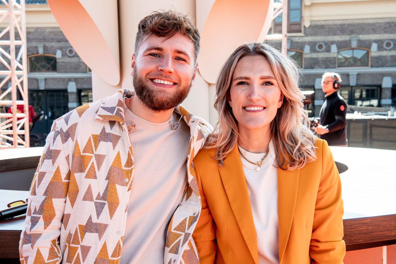 Suzan en Freek spelen thuiswedstrijd en Babette verkleedt zich als pion ...