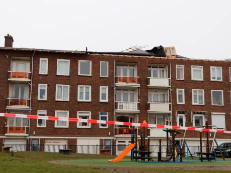Officieel tweede storm van het jaar na harde wind, dak van flatgebouw gewaaid in Katwijk