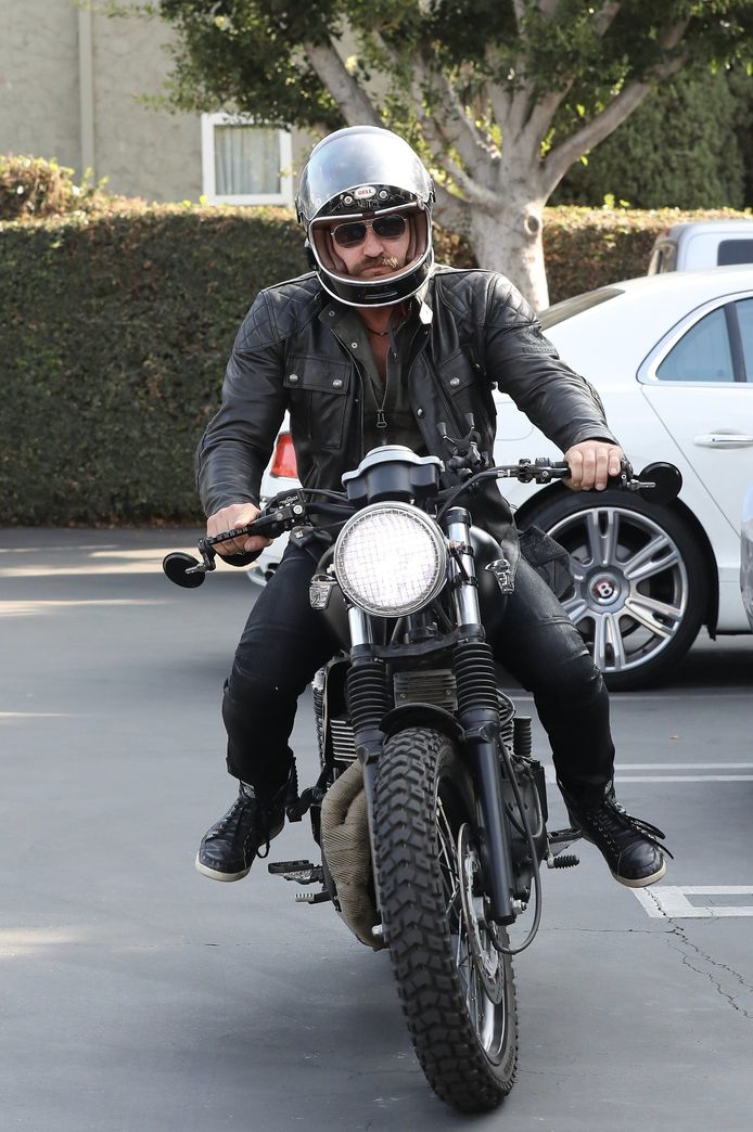 Acteur Gerard Butler op zijn motor in Hollywood.