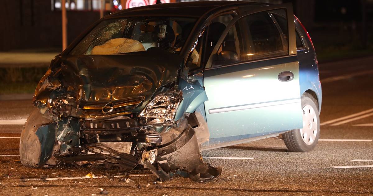 Automobilist bekneld na botsing in Breda: De weg lag vol brokstukken.