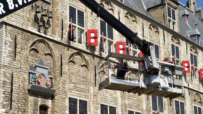 Na meer dan vijfhonderd uur werk aan carillon stadhuis: deurtje poppenspel blijft hangen
