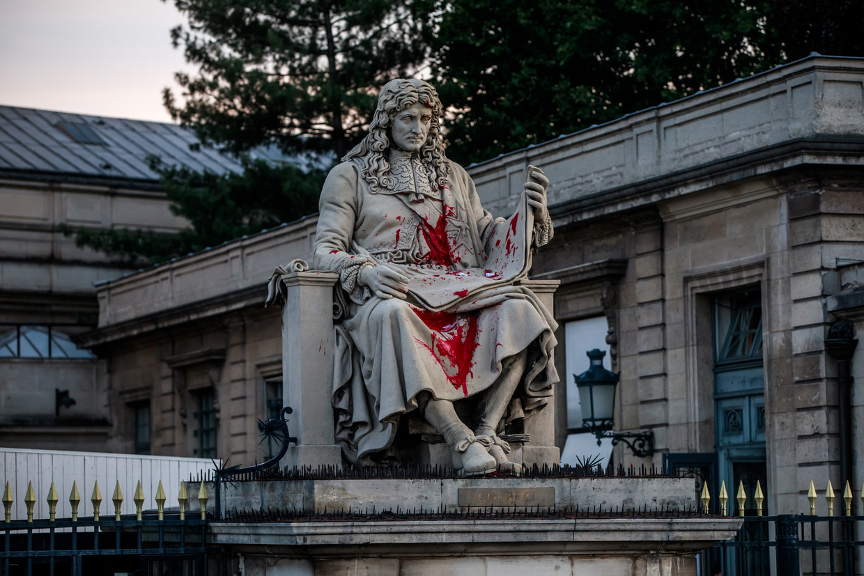 Het besmeurde beeld van Jean-Baptiste Colbert voor het Franse parlement in Parijs. Beeld EPA
