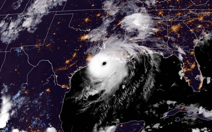 Een satellietfoto van orkaan Laura aan de kustlijn van Louisiana en Texas.
