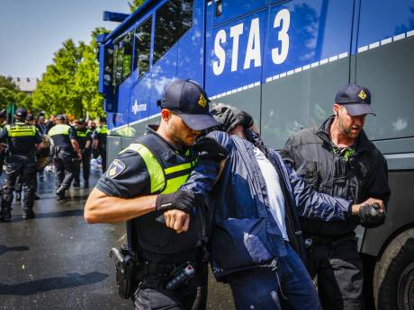 Amnesty reageert op politiebonden: ‘Extinction Rebellion is vreedzaam, de blokkeerfriezen niet’