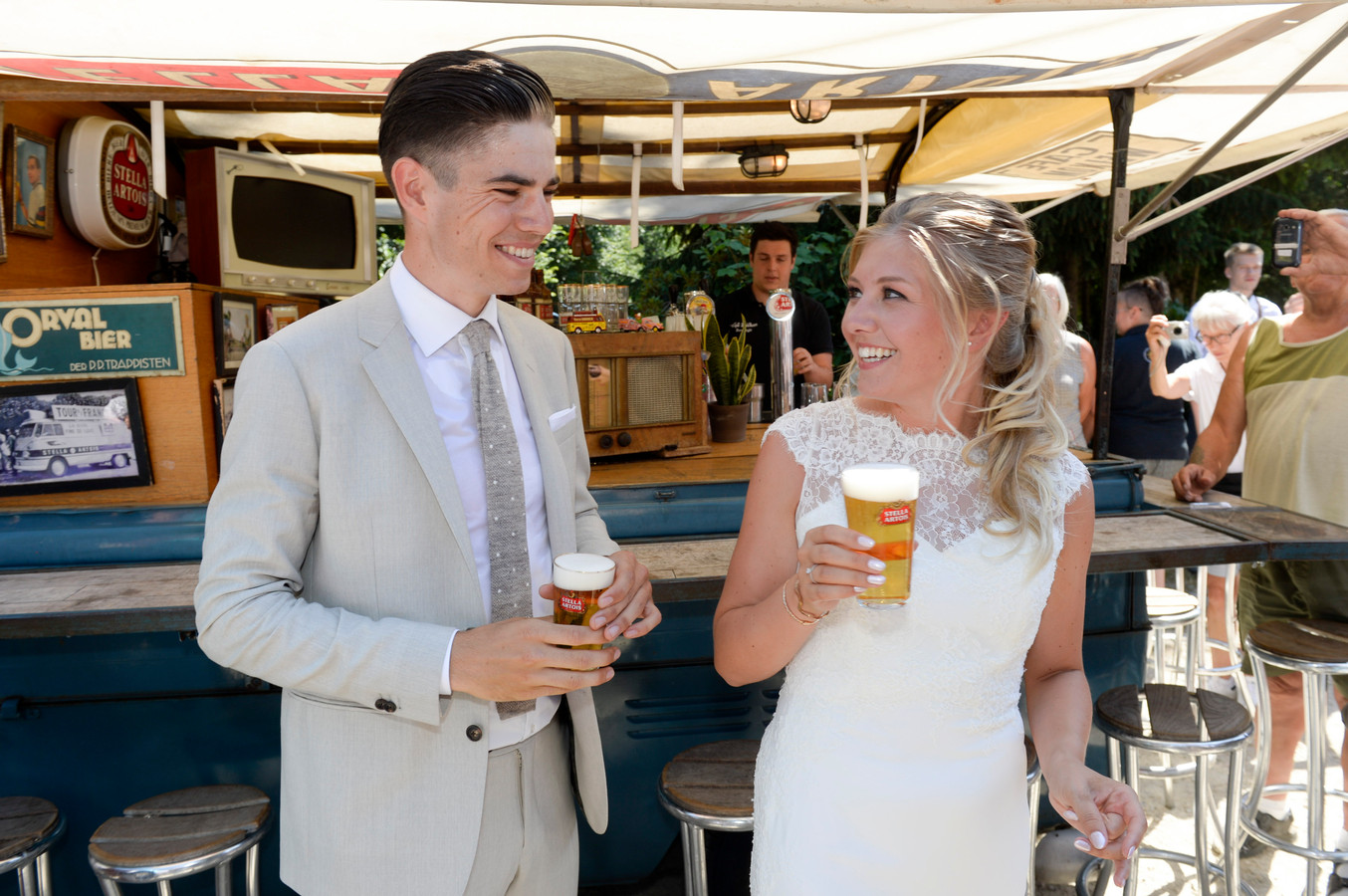 beeld wout van aert  getrouwd wereldkampioen veldrijden geeft