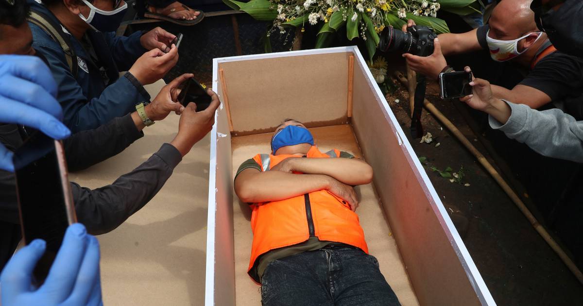 Indonesiërs kunnen een corona-boete van één minuut in een kist vermijden |  Buitenland