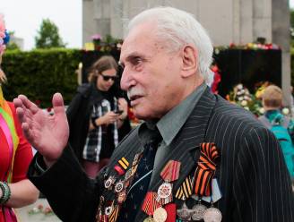 Hij reed met zijn tank het hek kapot: laatste bevrijder (98) van Auschwitz overleden