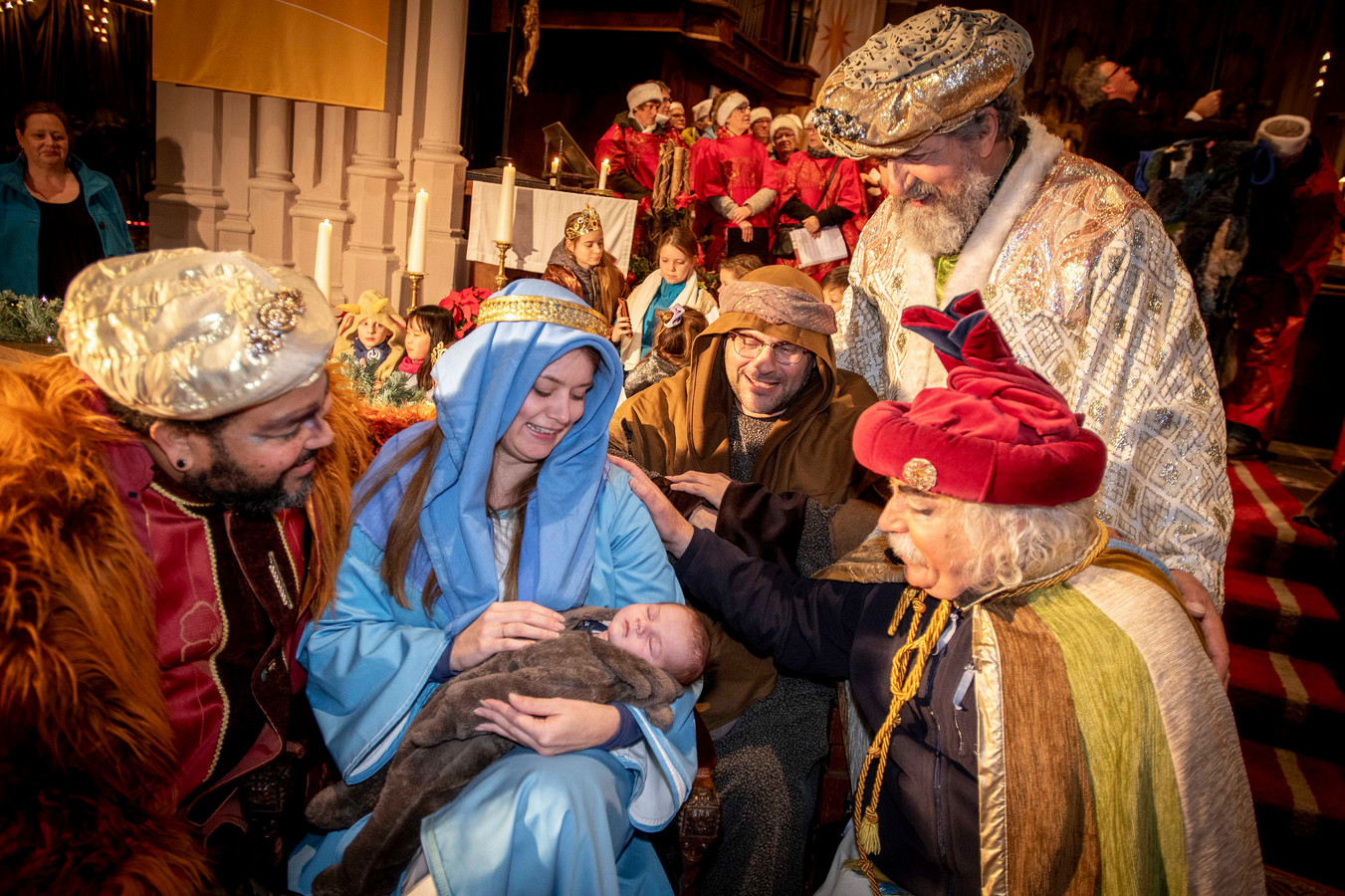 De koningen Caspar (links) en Melchior (tweede van rechts) en Balthazar (rechts) kijken vertederd naar het kindje van Maria en Jozef.