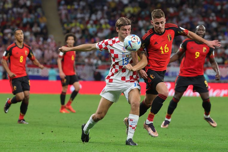 De Kroaat Borna Sosa geeft een zetje aan Thorgan Hazard op het voorbije WK in Qatar. Beeld BELGA