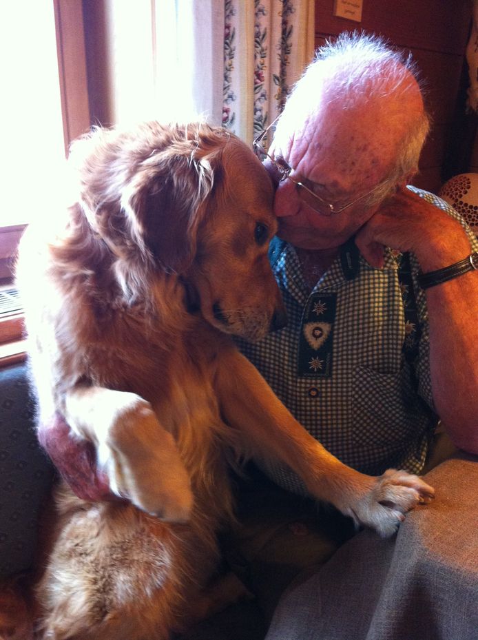 Leen Geelhoed met zijn laatste hond, Lenco. De naam was een verwijzing naar Leen en Koos, de naam van zijn vrouw. Leen was dolblij dat ze ermee instemde op latere leeftijd nog één hond te nemen.