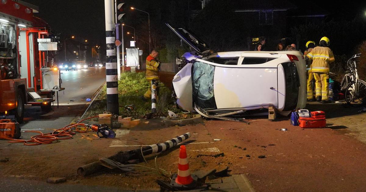 Automobilist die ‘mogelijk onwel werd’ richt ravage aan in Nijmegen: fietsers aangereden op fietspad.