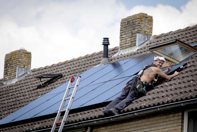 Steeds meer Nederlanders leggen zonnepanelen op hun dak